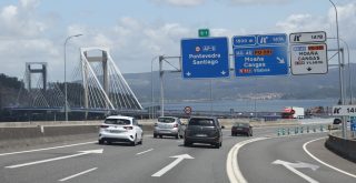 Autovía y autopista AP-9 en Vigo y puente de Rande